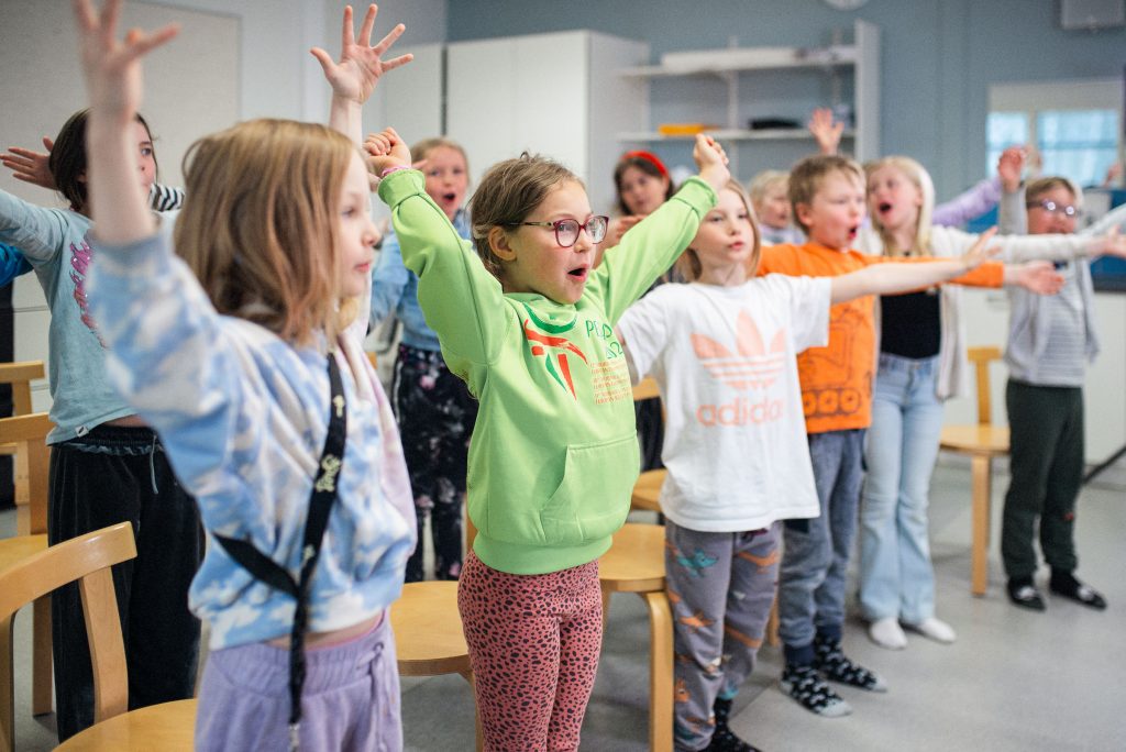 Lojos MunKuoro deltar ivrigt i uppsjungningen.
